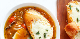 Польський цибулевий суп із часниковими грінками - рецепт вітамінної осінньої страви для всієї родини - today.ua