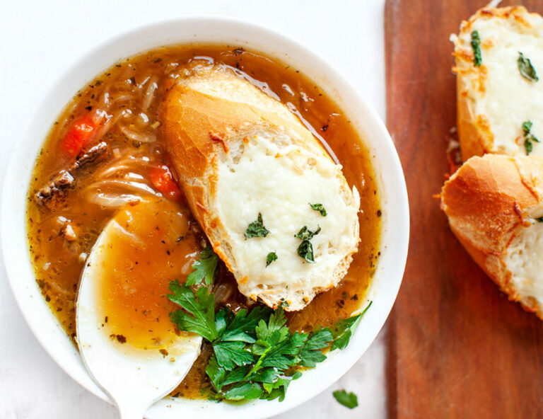 Польский луковый суп с чесночными гренками - рецепт витаминного осеннего блюда для всей семьи - today.ua