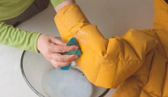 Як випрати рукави та кишені пуховика, щоб не прати куртку: 4 копійчані засоби