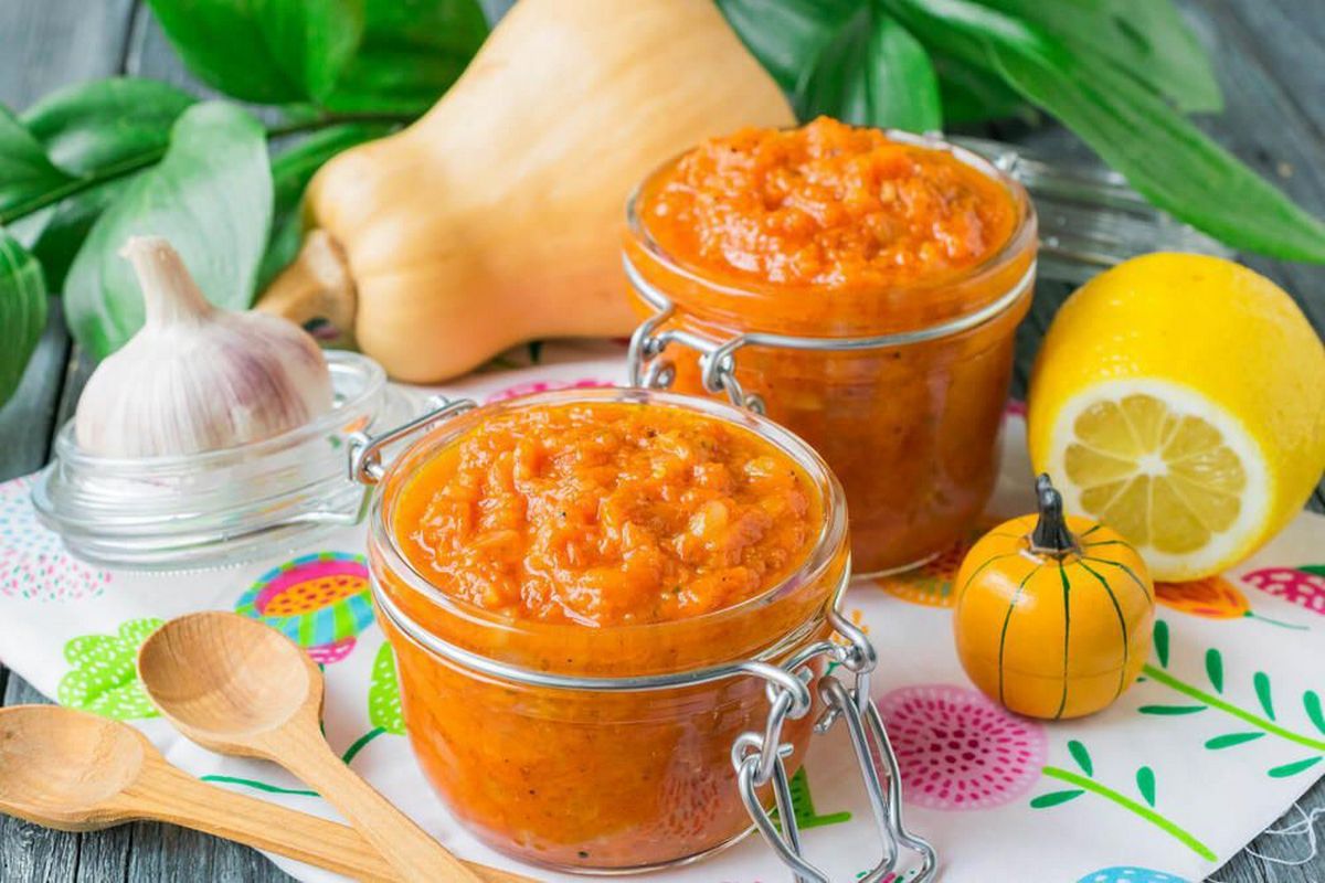 Вкусная кабачковая икра на зиму. Икра из тыквы на зиму. Кабачковая икра на зиму пальчики оближешь. Тыквенно кабачковая икра. Пюре из тыквы на зиму.