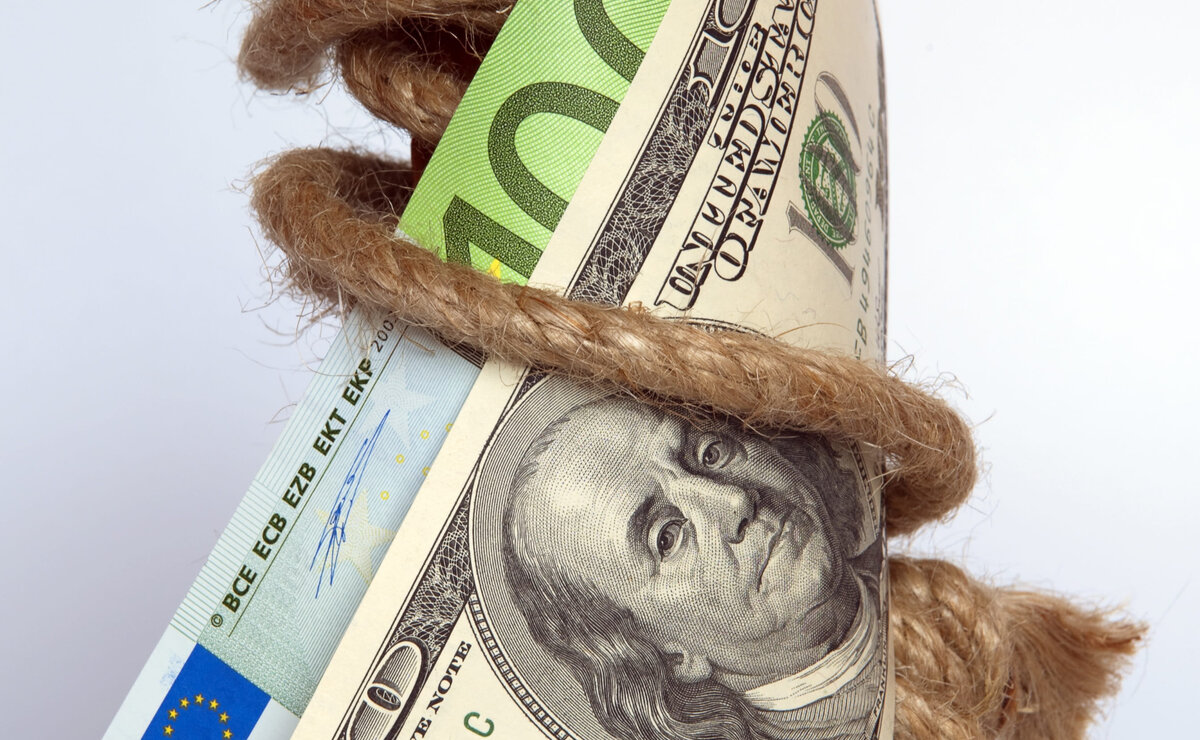 Долар та євро за вихідні подешевшали: скільки коштує валюта в обмінниках та банках 21 листопада