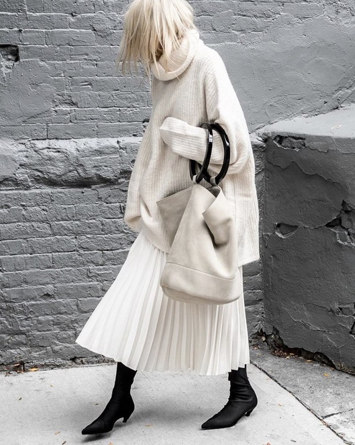 Как стильно носить белую плиссированную юбку осенью - новый модный образ Джессики Бил