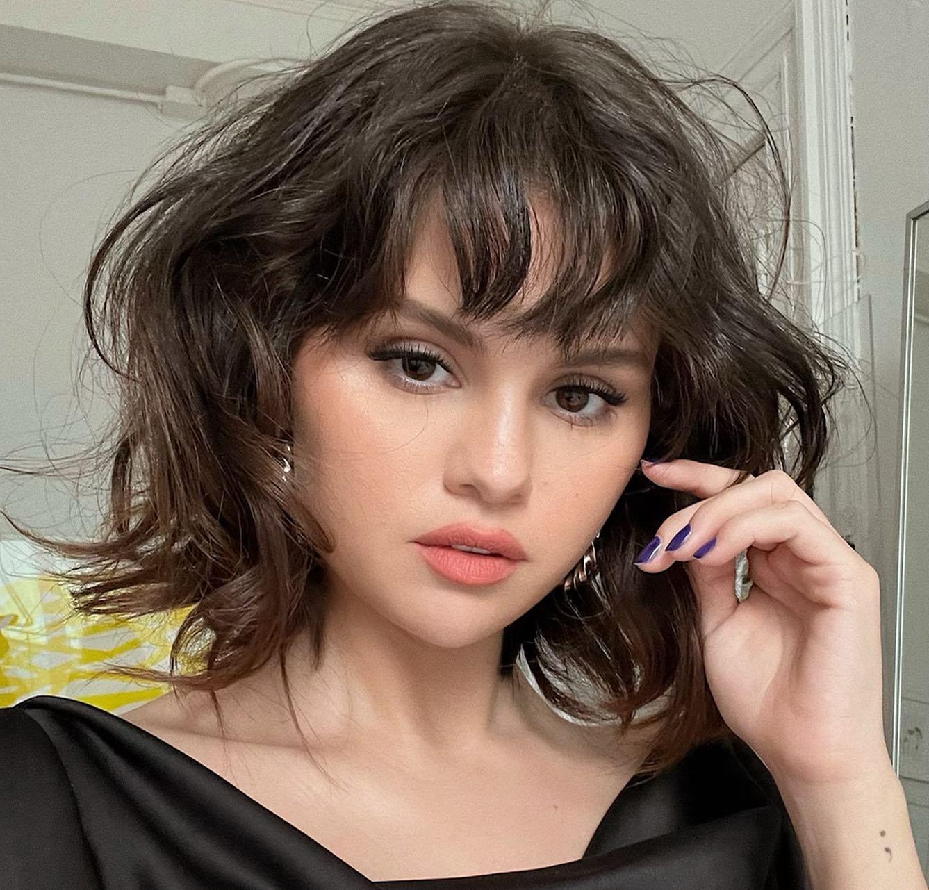 Селена Гомес показала, як виглядає трендовий осінній манікюр на довгі нігті - today.ua