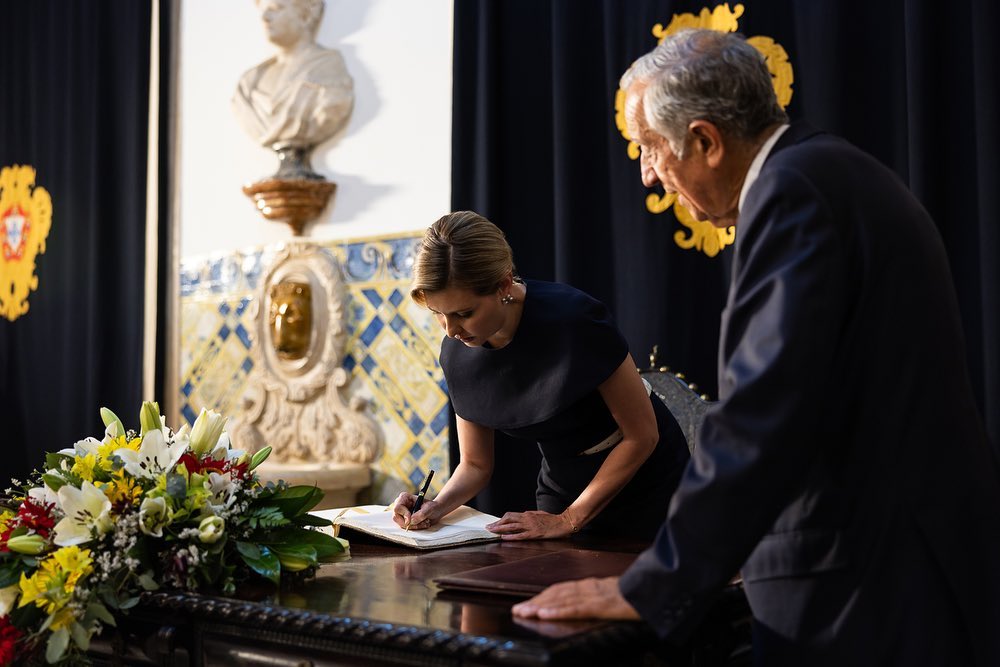 В облягаючій чорній сукні та з сережками у вигляді квітів: Олена Зеленська вразила президента Португалії 