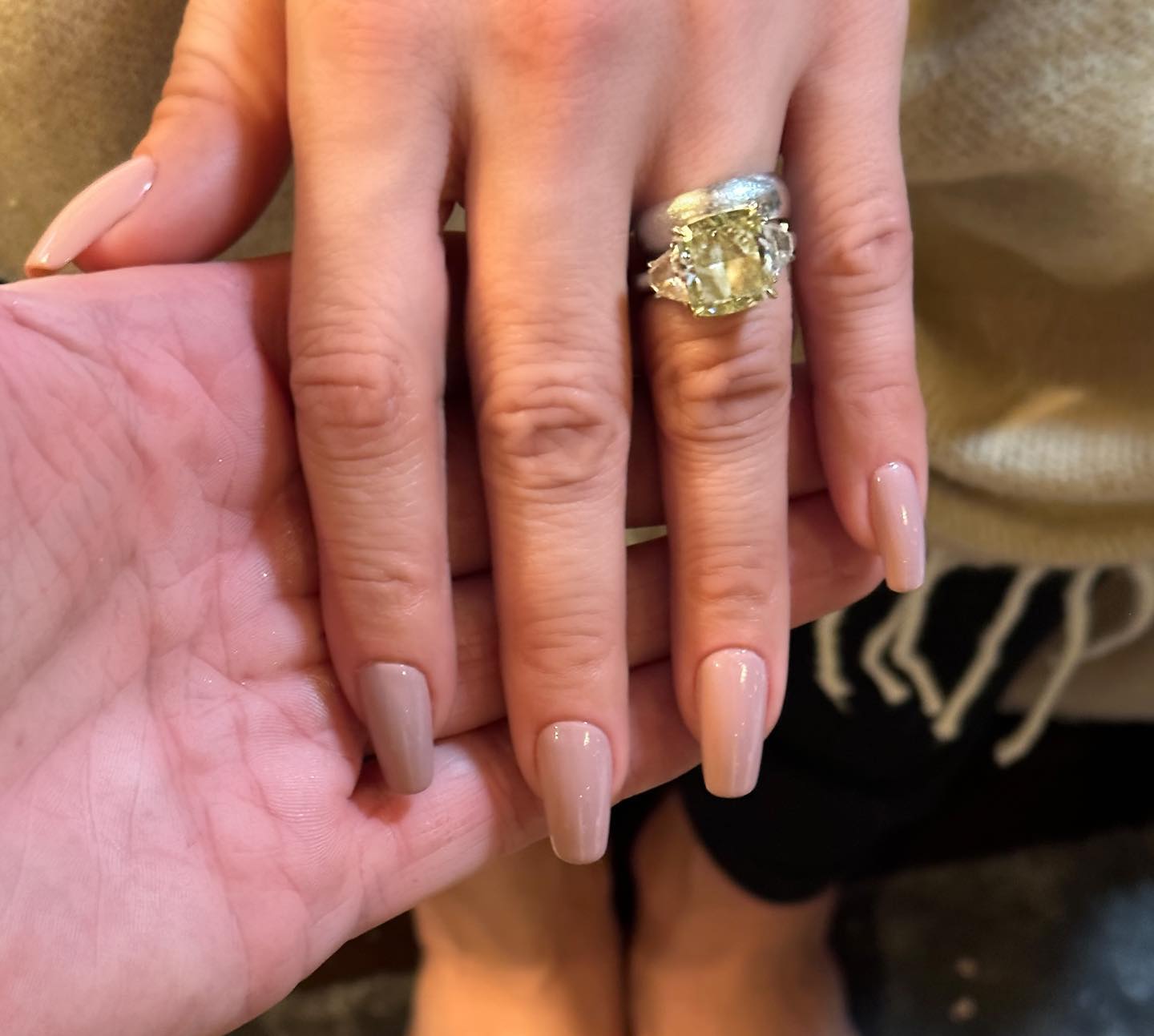 Дженніфер Лопес показала наймодніші нігті сезону: манікюр та педикюр зірки