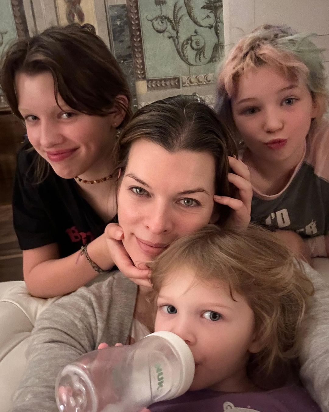 “Я б назвала це перемогою“: уродженка Києва Мілла Йовович показала всіх своїх дочок на одному фото
