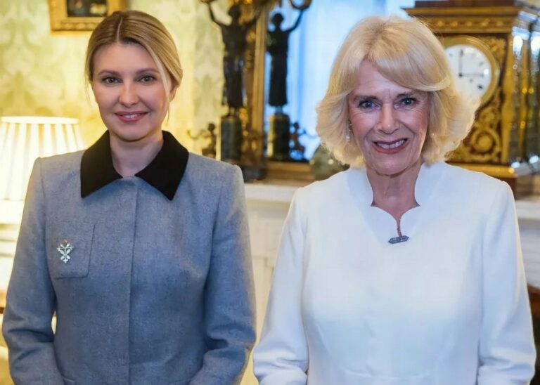 Затьмарила навіть королеву: Олена Зеленська у сірому спідничному костюмі знову побувала у Букінгемському палаці та зустрілася з Каміллою - today.ua