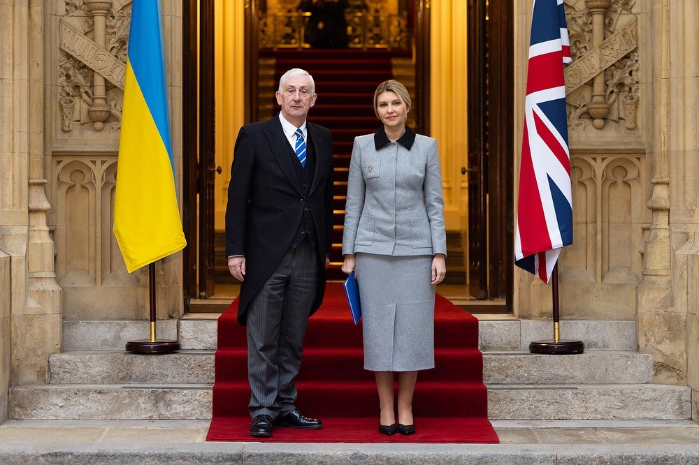 Затмила даже королеву: Елена Зеленская в сером юбочном костюме снова побывала в Букингемском дворце и встретилась с Камиллой