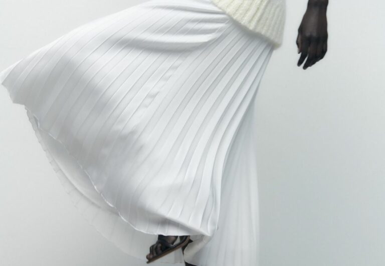 Как стильно носить белую плиссированную юбку осенью - новый модный образ Джессики Бил - today.ua