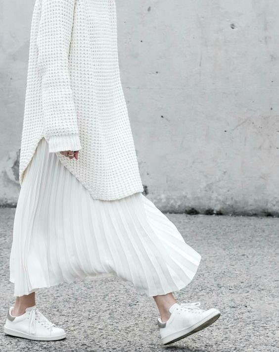 Як стильно носити білу плісировану спідницю восени - новий модний образ Джесіки Біл