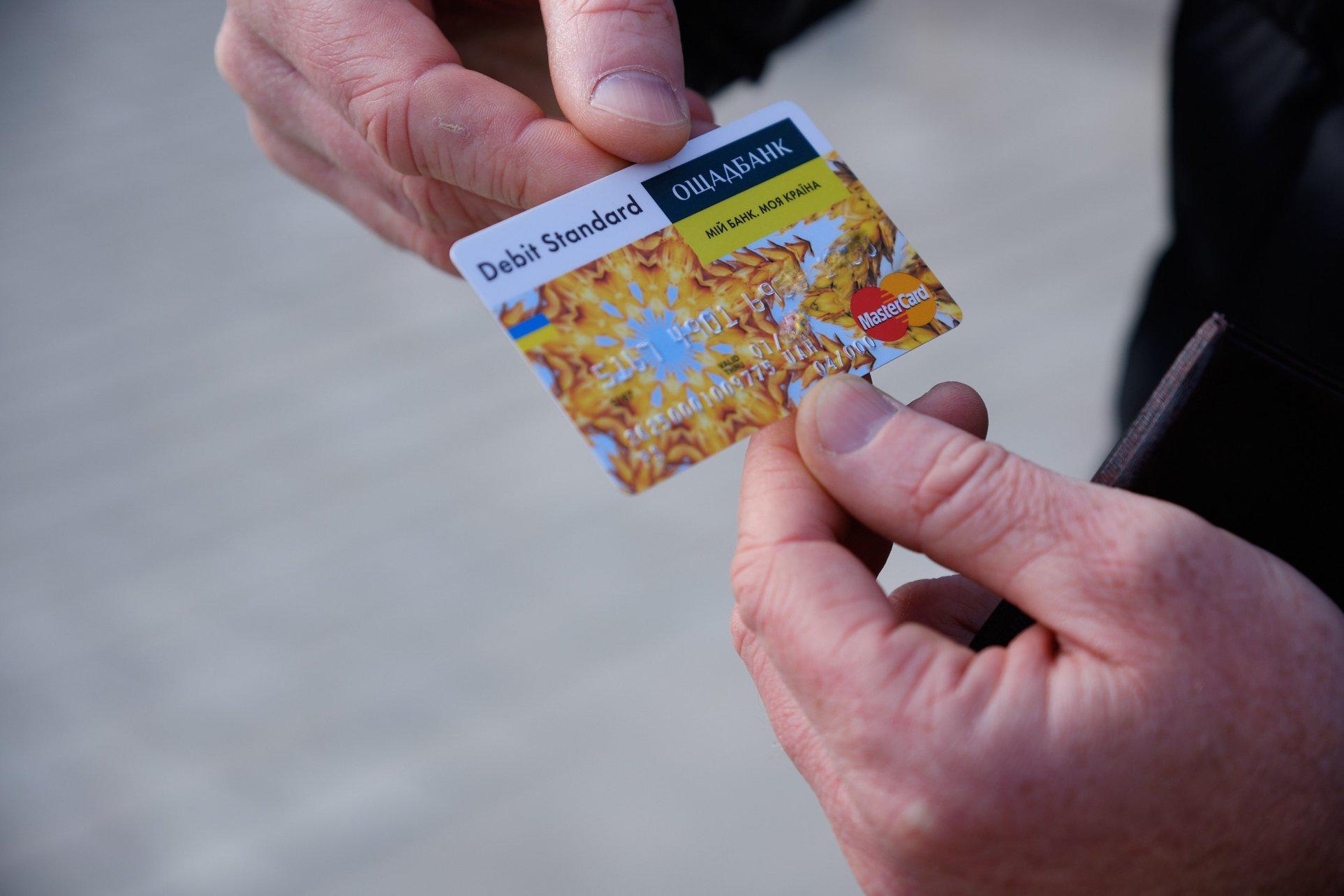 Ощадбанк знімає з клієнтів гроші за розблокування карток: про що потрібно знати