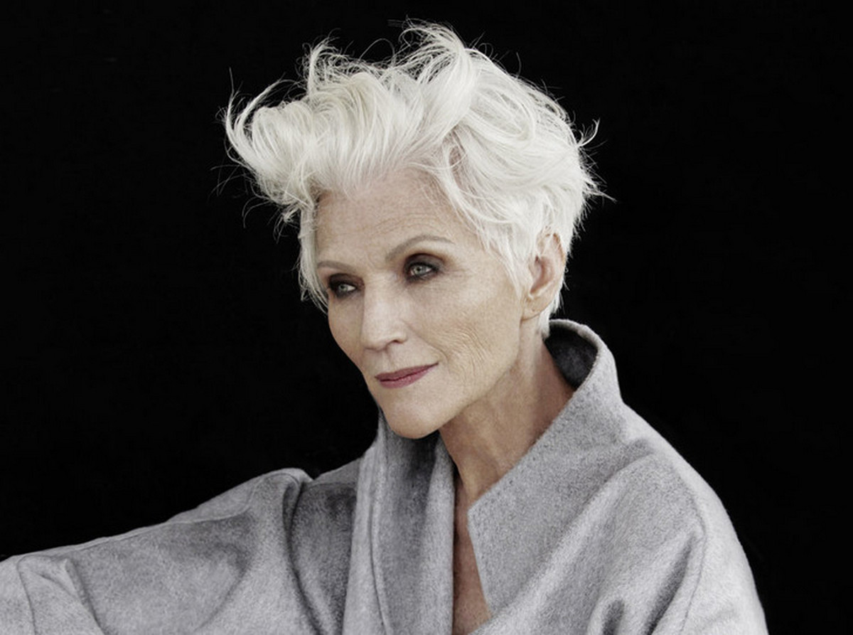 74-летняя Мэй Маск в платье с сеткой и кожаном плаще покорила дерзким образом на Хэллоуин