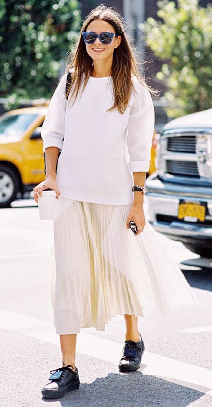 Как стильно носить белую плиссированную юбку осенью - новый модный образ Джессики Бил