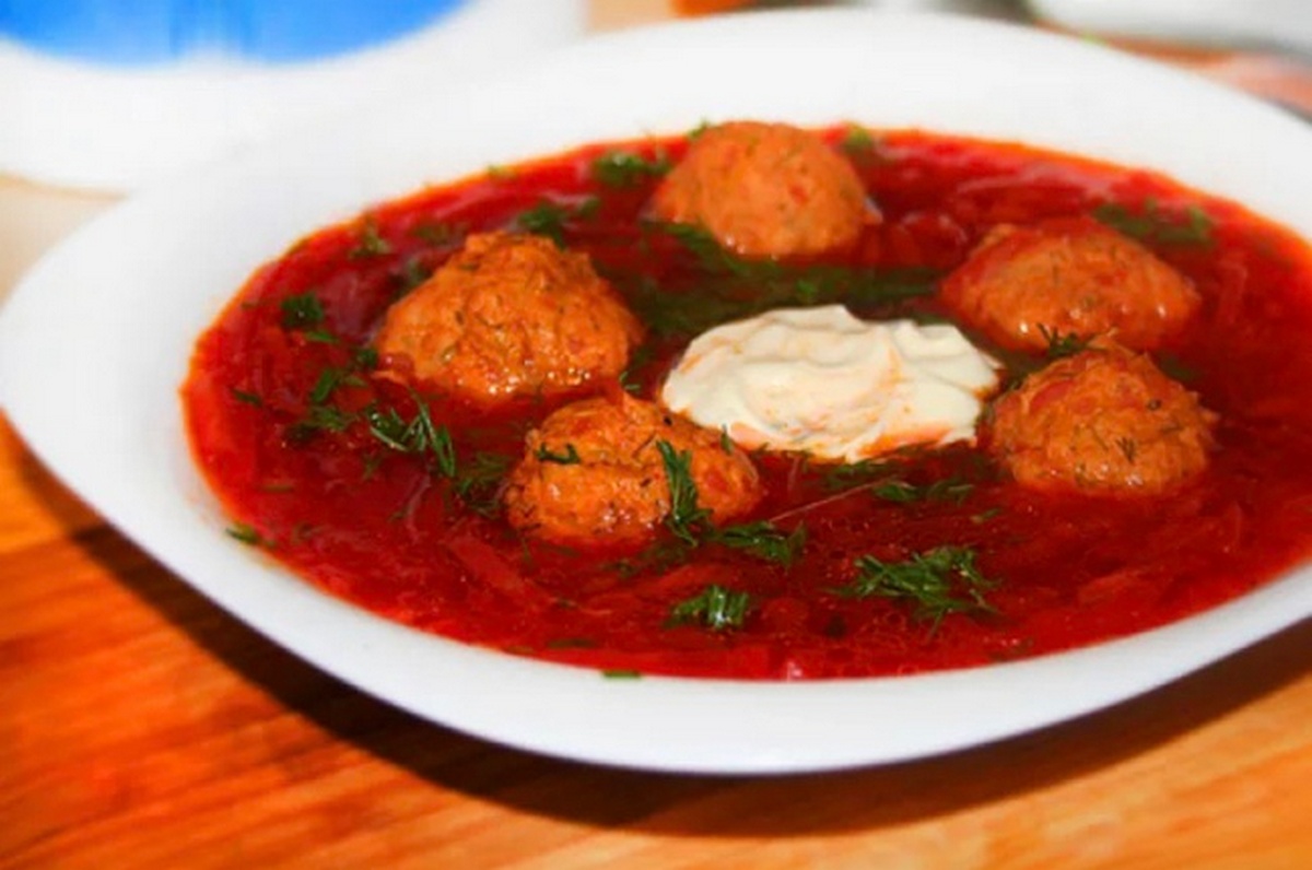 Сытный и наваристый: рецепт Слобожанского борща с фрикадельками