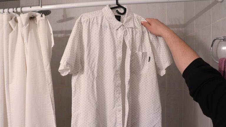 Як освіжити та розгладити одяг без пральної машинки та праски: прості лайфхаки на випадок блекауту - today.ua
