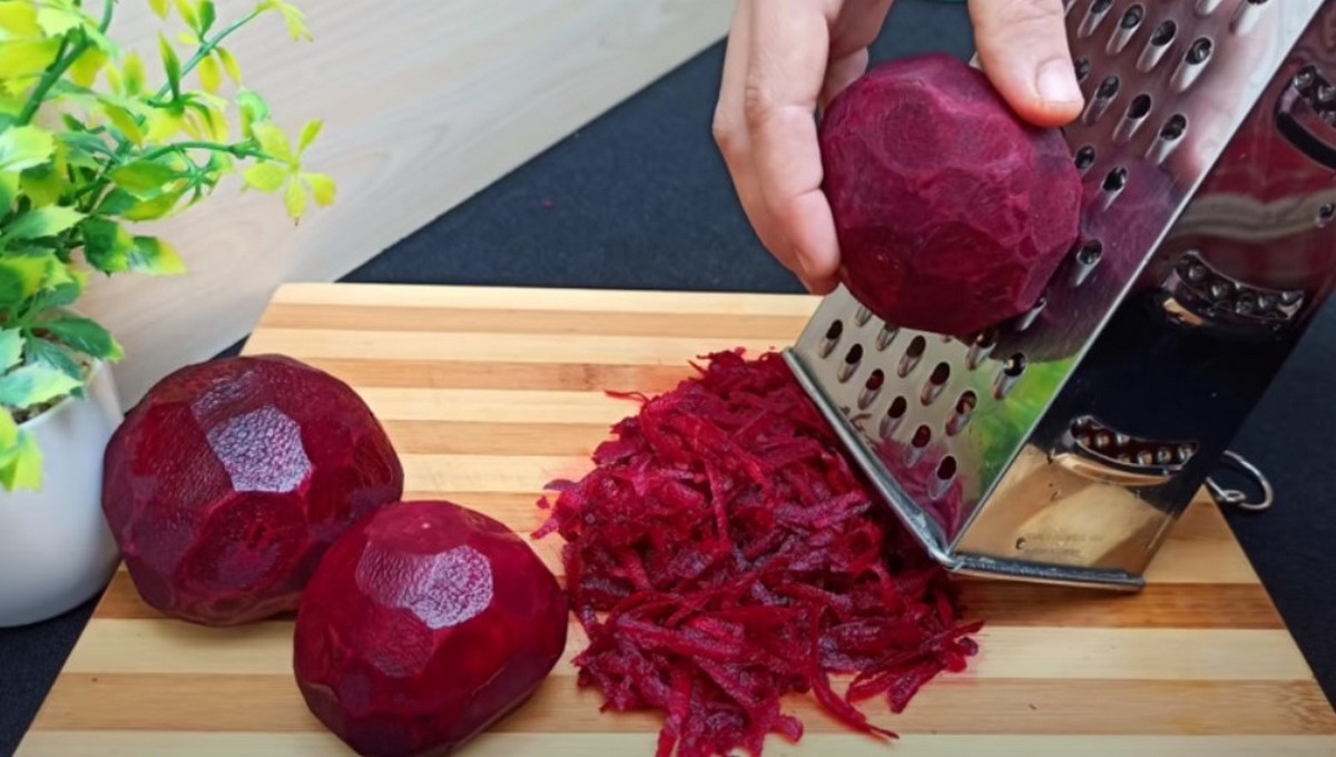 Як натерти буряк і не забруднити руки: 3 простих лайфхаки - today.ua