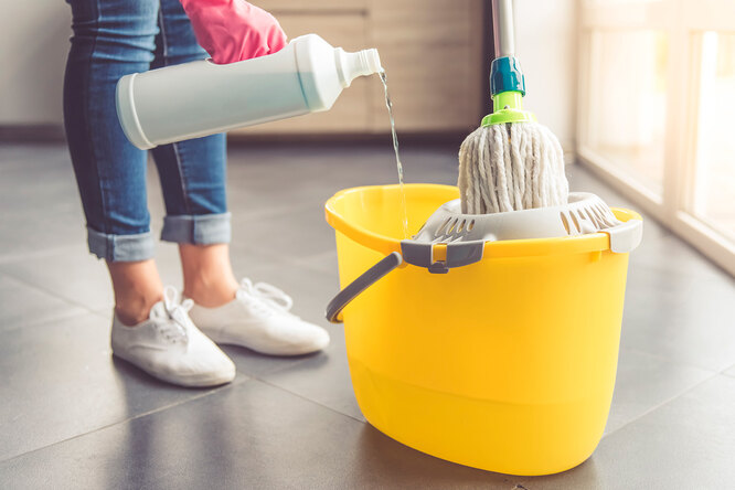Чим замінити магазинну хімію для миття підлоги: п'ять ефективних засобів з натуральних інгредієнтів