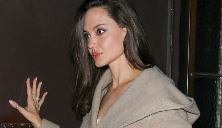 Анджелина Джоли в пальто-халате показала, как стильно носить самую трендовую верхнюю одежду 2022 года - today.ua