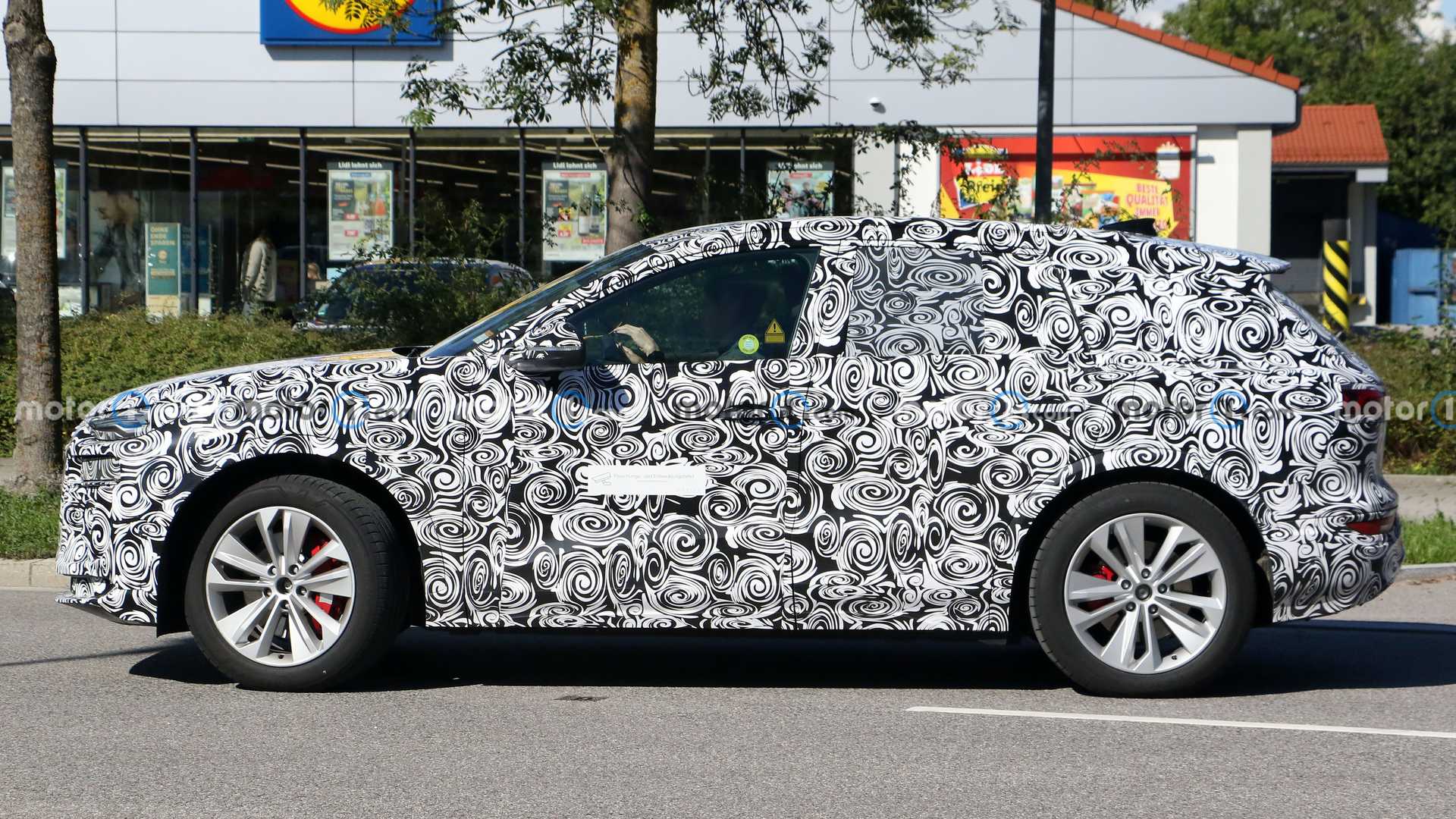 Шпионы рассекретили интерьер Audi Q6 E-Tron
