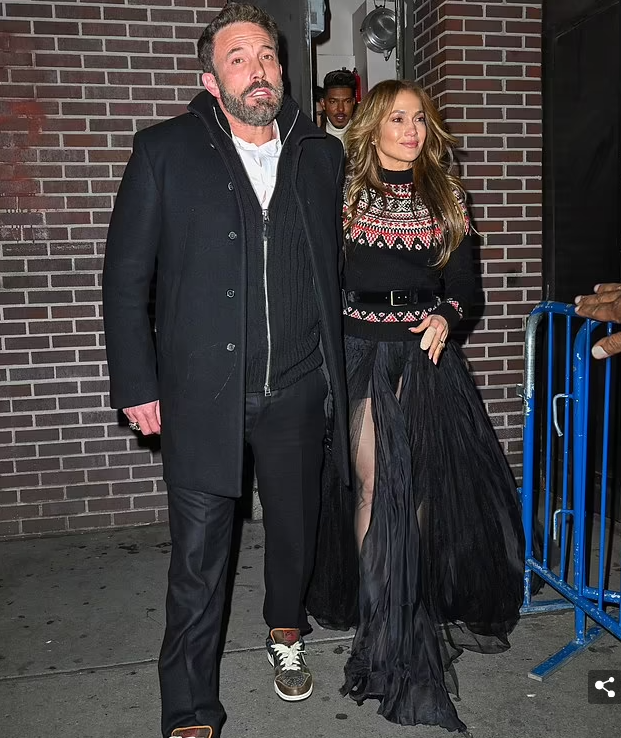 За руку с Аффлеком: Дженнифер Лопес прогулялась по Бродвею в свитере с новогодним принтом и прозрачной юбке