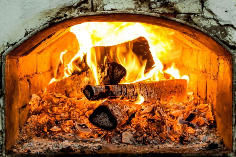 Как правильно обогревать дом дровами, чтобы дольше удержать тепло: три полезных лайфхака - today.ua