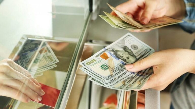 Украинцам рассказали, как максимально заработать на покупке долларов под депозит - today.ua
