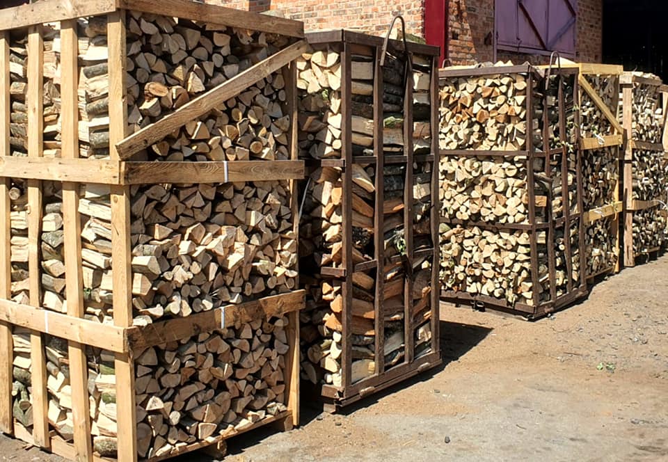 Дрова в Україні подорожчали вдвічі: хто і як може отримати безкоштовну паливну деревину від держави