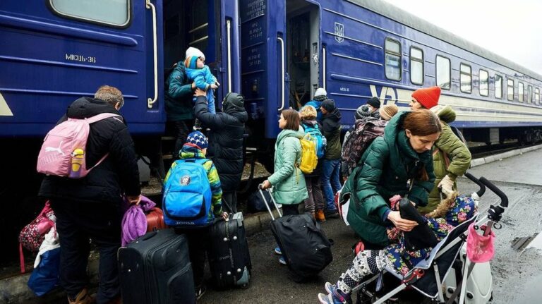 Началась массовая эвакуация людей на запад Украины: названы города, в которые везут переселенцев - today.ua