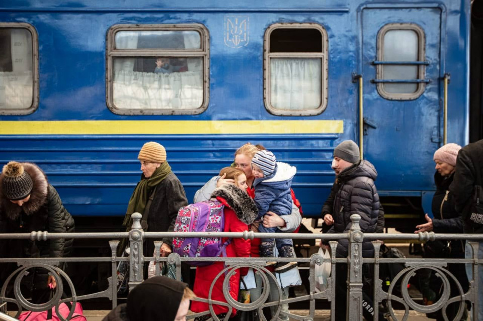 Началась массовая эвакуация людей на запад Украины: названы города, в которые везут переселенцев