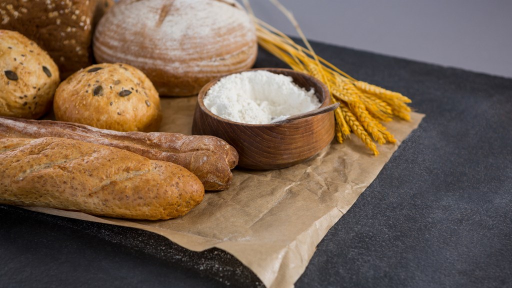 Супермаркеты обновили цены на хлеб и муку: сколько стоят продукты в конце осени  