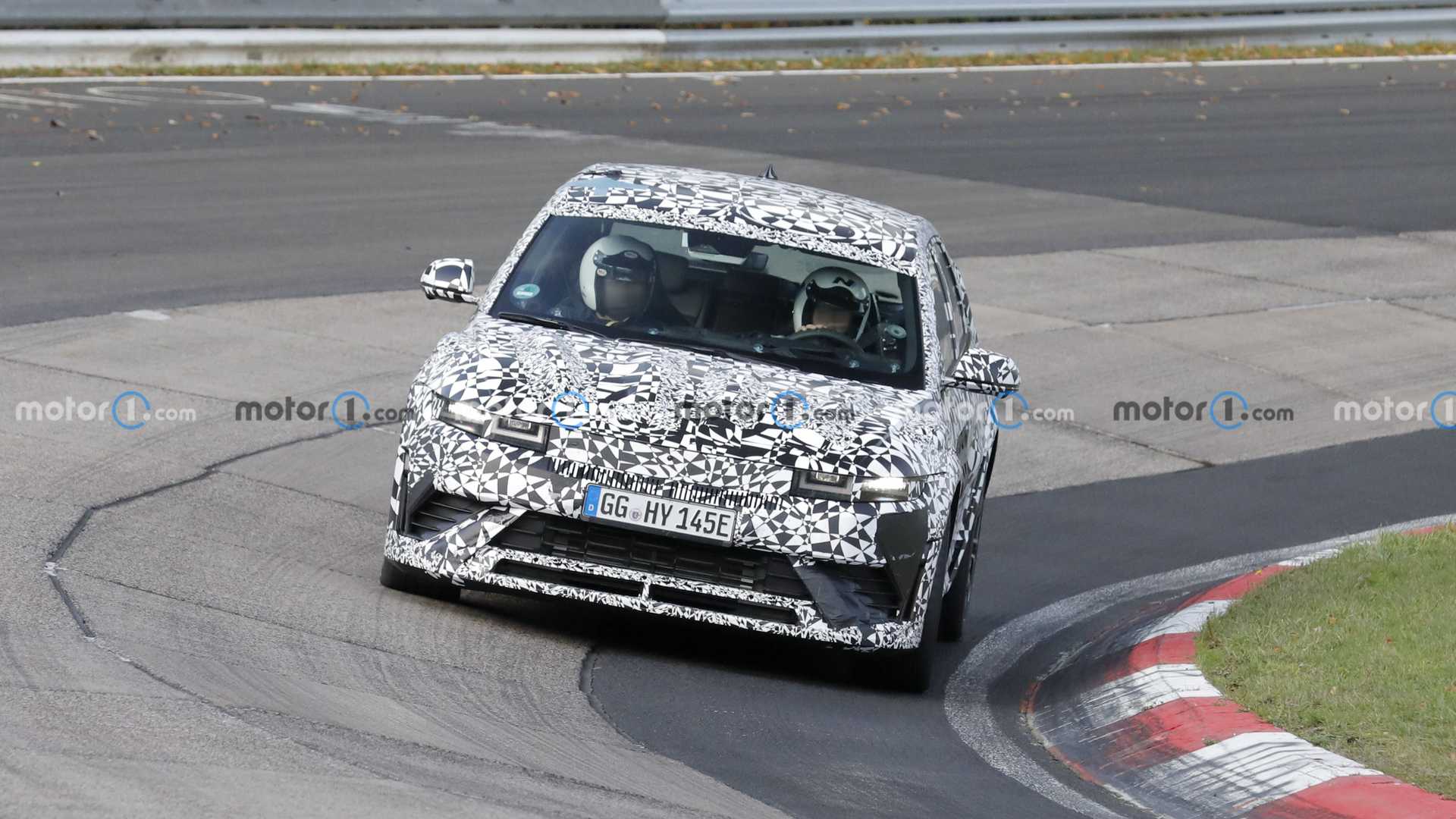 У Німеччині тестують “заряджений“ Hyundai Ioniq 5