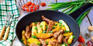Картошка с овощами на сковороде: быстрый рецепт обеда под сырной корочкой - today.ua