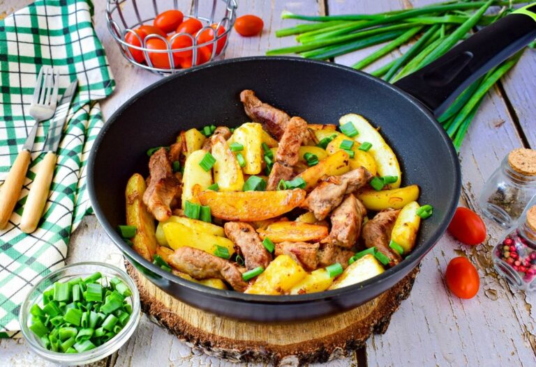 Картопля з овочами на сковороді: швидкий рецепт обіду під сирною скоринкою - today.ua