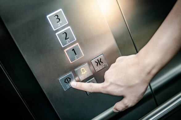 Украинцам рассказали, что должно быть в каждом лифте на случай отключения электричества - today.ua