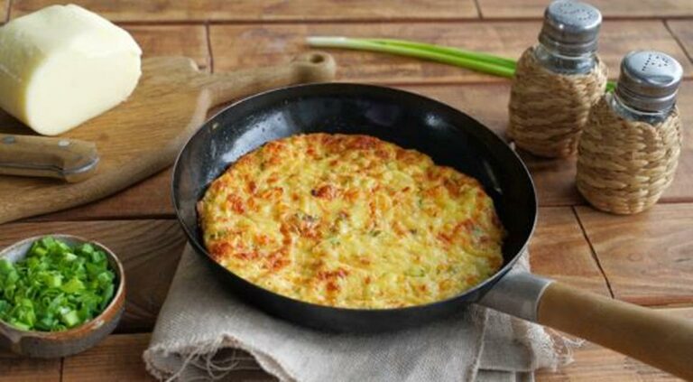 Капуста и два яйца: рецепт быстрого пирога на сковороде из простых продуктов - today.ua