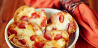 Мини-пиццы за 20 минут – рецепт быстрого ужина из лаваша с томатной пастой и моцарелой - today.ua