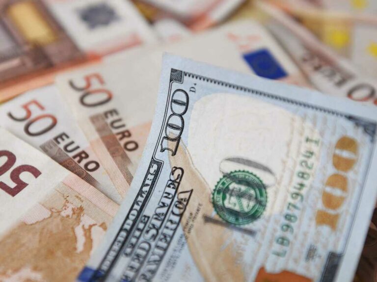 Доллар и евро в начале недели подешевели: сколько стоит валюта в банках после выходных - today.ua