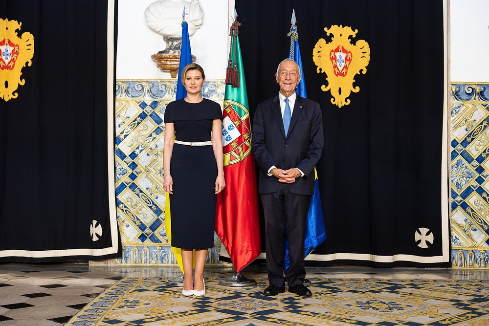 В облегающем черном платье и с серьгами в виде цветов: Елена Зеленская восхитила президента Португалии