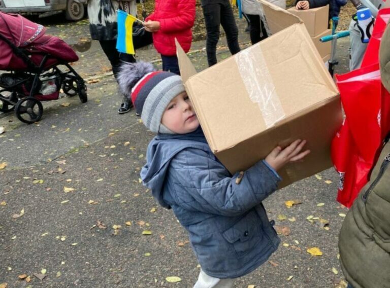 Детям-переселенцам начали раздавать бесплатную зимнюю одежду: как получить помощь  - today.ua