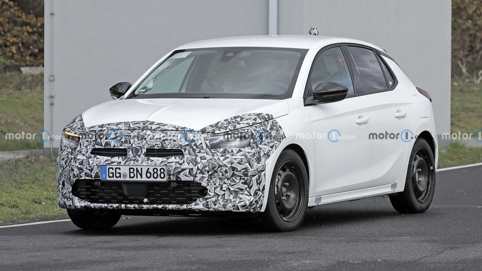 Оновлений Opel Corsa показали у мінімальному камуфляжі