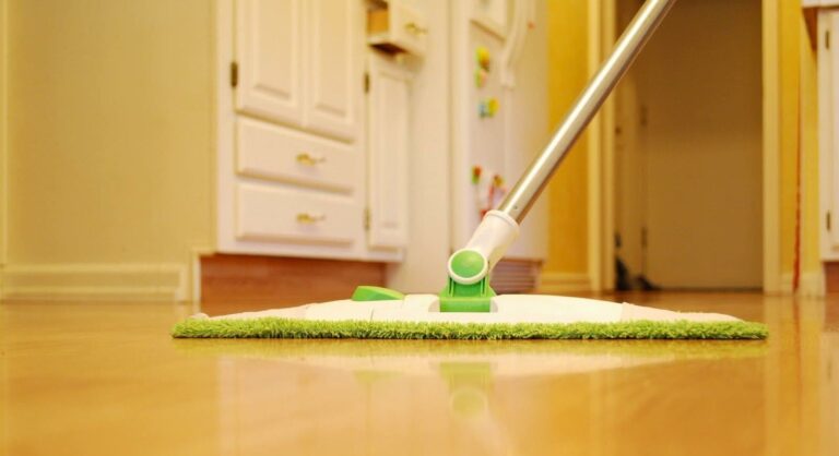 Чим замінити магазинну хімію для миття підлоги: п'ять ефективних засобів з натуральних інгредієнтів - today.ua