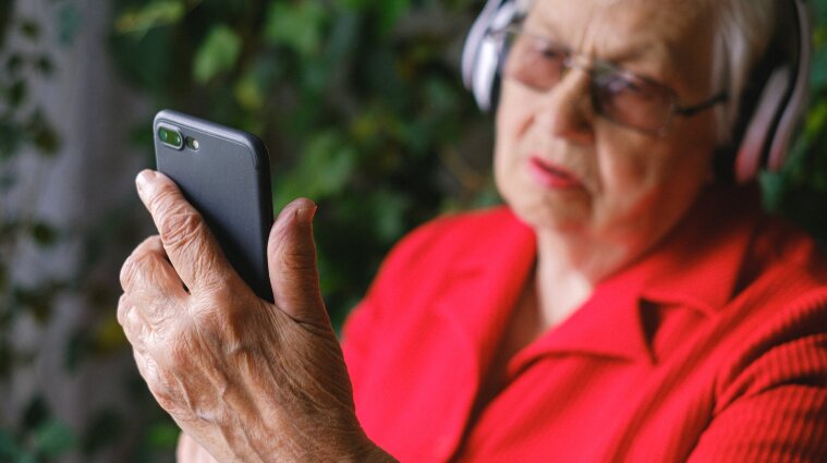 В Минцифры рассказали о бесплатных смартфонах для пенсионеров 