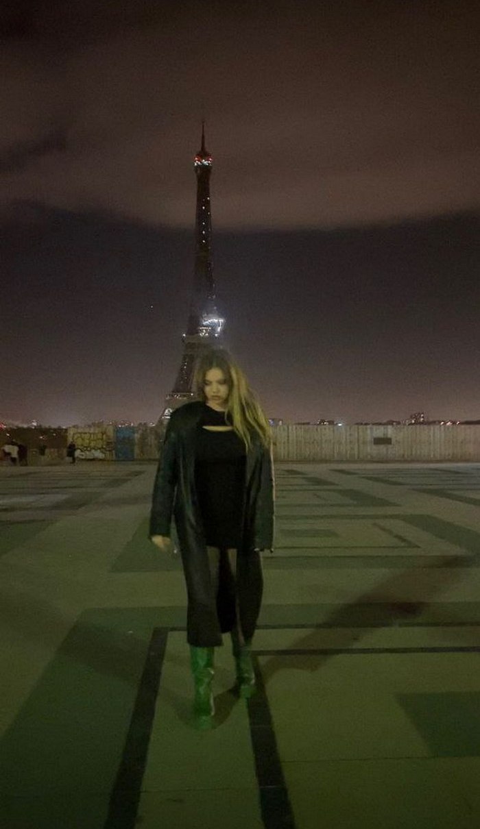 16-летняя дочь Ольги Фреймут в мини-юбке и зеленых сапогах отдыхает в Париже