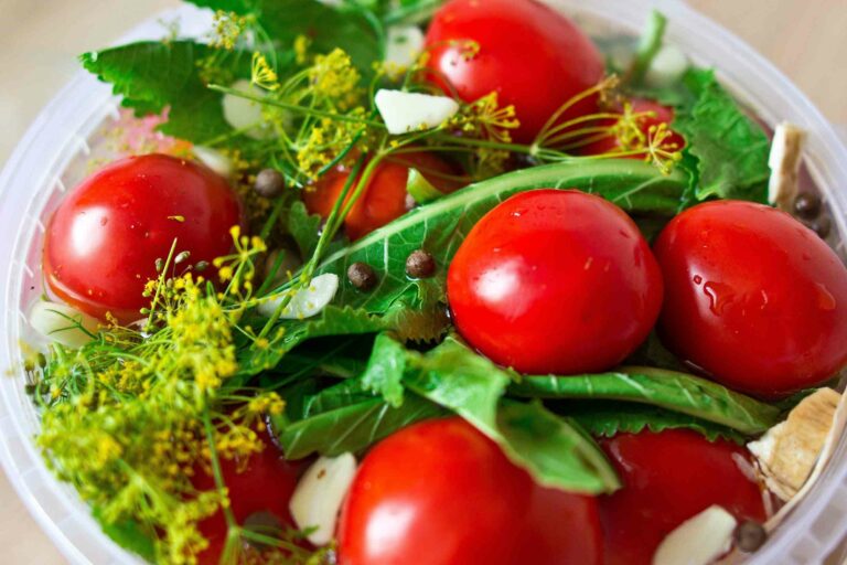 Квашеные помидоры: какой ингредиент добавит им остроту и пикантность - today.ua