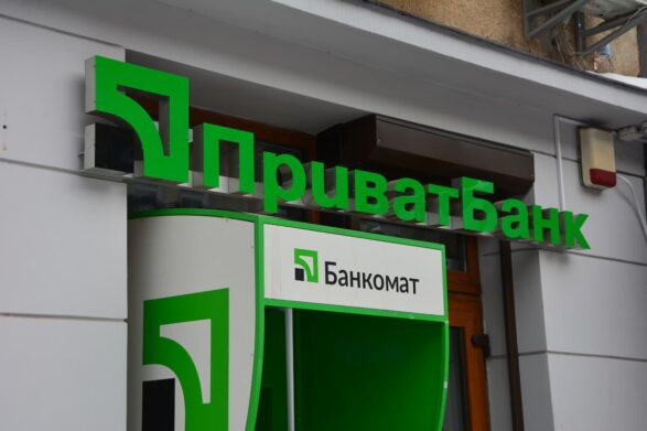 ПриватБанк відновить прийом валюти у терміналах: названо дату повернення операцій  - today.ua