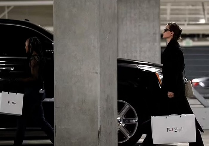Еще одно идеальное пальто: Анджелина Джоли в черном наряде сходила с дочерью на шоппинг