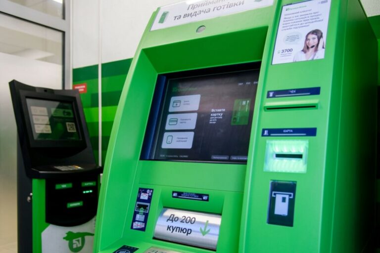 Сбои в банкоматах: клиенты ПриватБанка не могут получить выплаты ВПЛ - today.ua