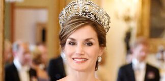 Конфуз королевы Испании: Летиция вышла в свет в асимметричном наряде с перьями - видео  - today.ua