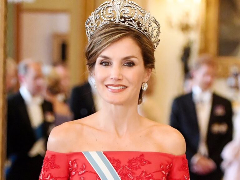 Конфуз королевы Испании: Летиция вышла в свет в асимметричном наряде с перьями - видео  - today.ua