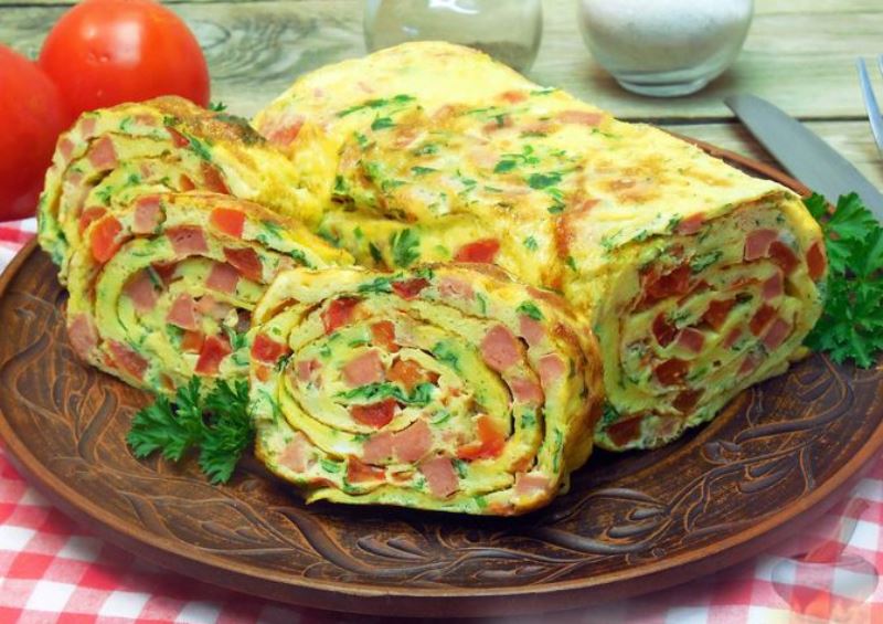 Королівський сніданок: швидкий та смачний рецепт яєчного рулету з шинкою